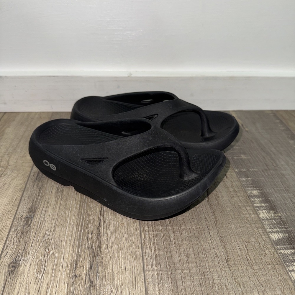 OOFOS OOriginal Sandals Black Athletic Flip Flops Women 6 Men 4 Unisex